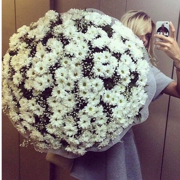 Женщина с цветами со спины