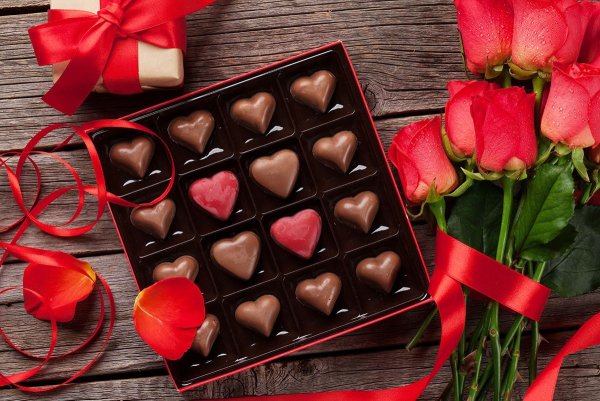 Шоколадные конфеты и цветы