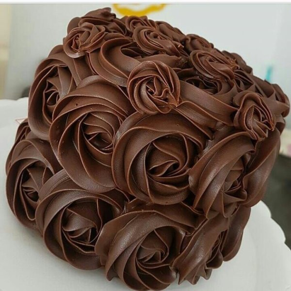 Украшение торта шоколадными розами