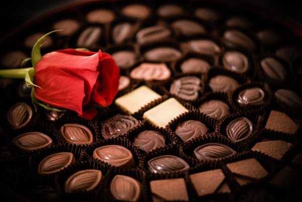 Шоколадные конфеты и цветы