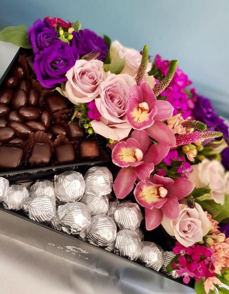 Шоколадные конфеты и цветы