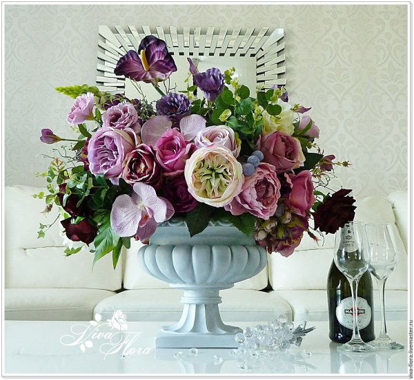 Композиция розы в вазе