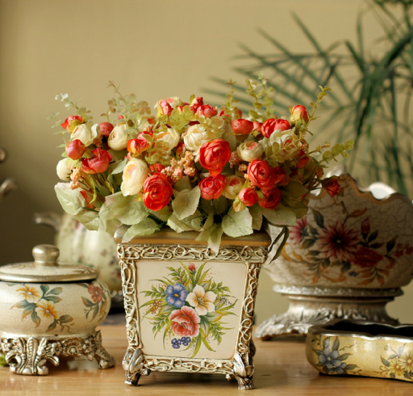 Винтажная ваза с белыми розами