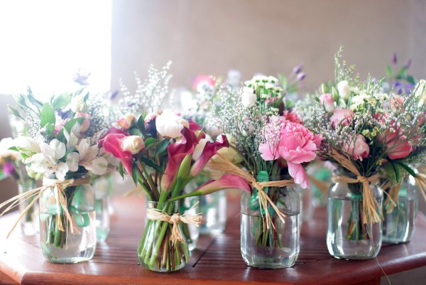 Вазы с цветами в интерьере