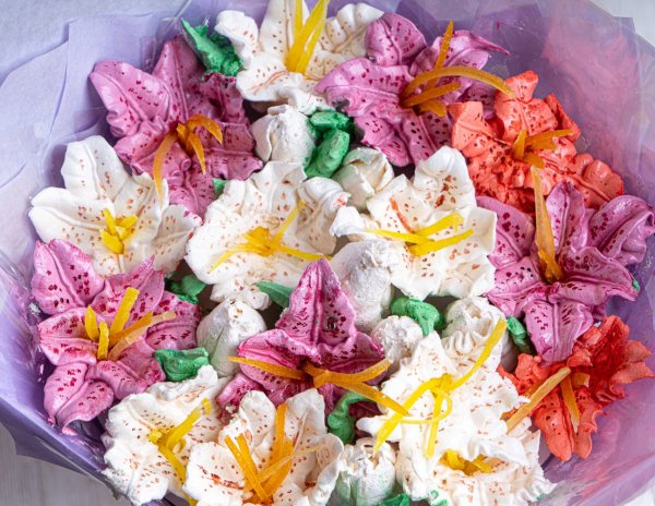 Коробка с зефиром и цветами