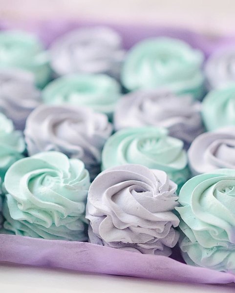 Нежные цветы и сладости