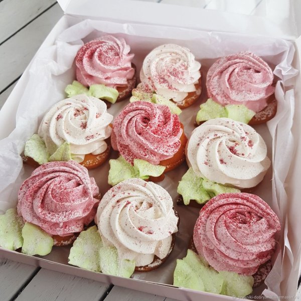 Зефир бело-розовый на тарелке