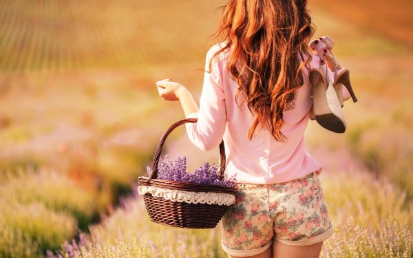 Светловолосая девушка с розой