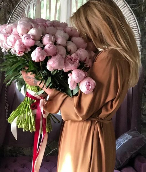 Фото по запросу Блондинка с цветами