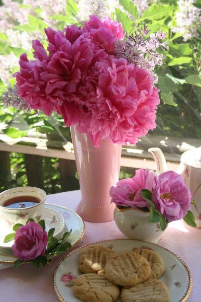 Натюрморт с пионами