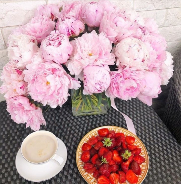 Букет пионов с добрым утром