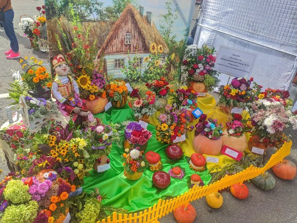 С праздником цветы