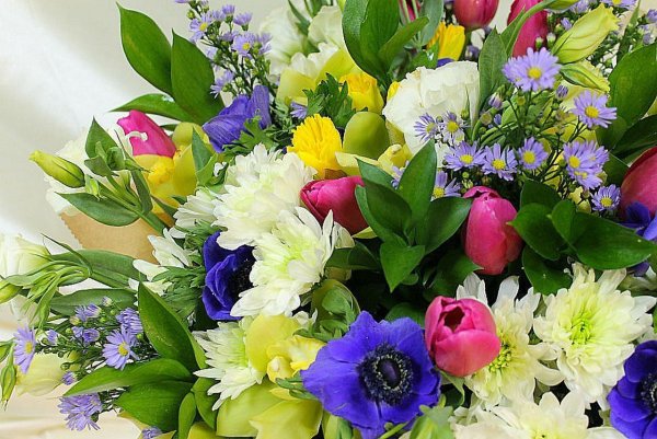 Красивый весенний букет