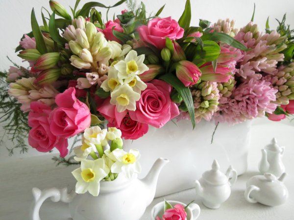 Роскошный букет весенних цветов