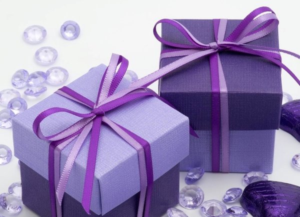 Подарок сиреневого цвета