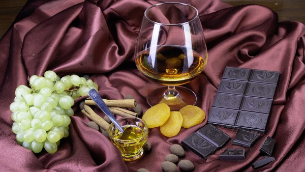 Цветы коньяк и шоколад