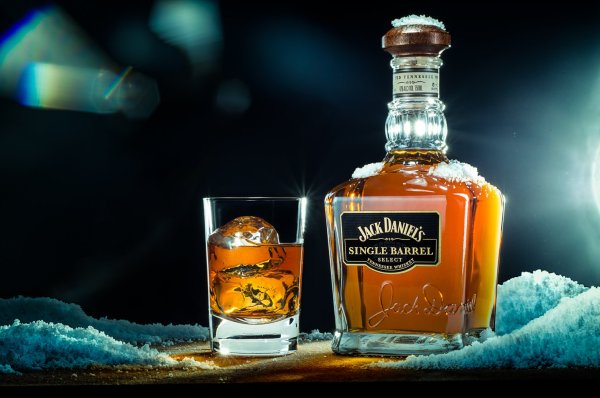 Бутылка виски в снегу