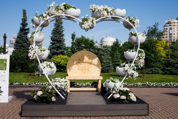 Композиции из цветов с гиперикумом