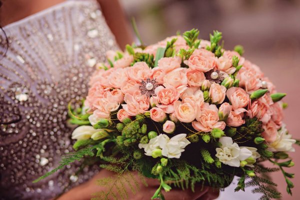 Много букетов живых цветов