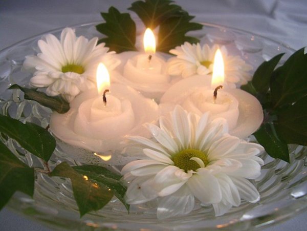 Белая роза и свеча