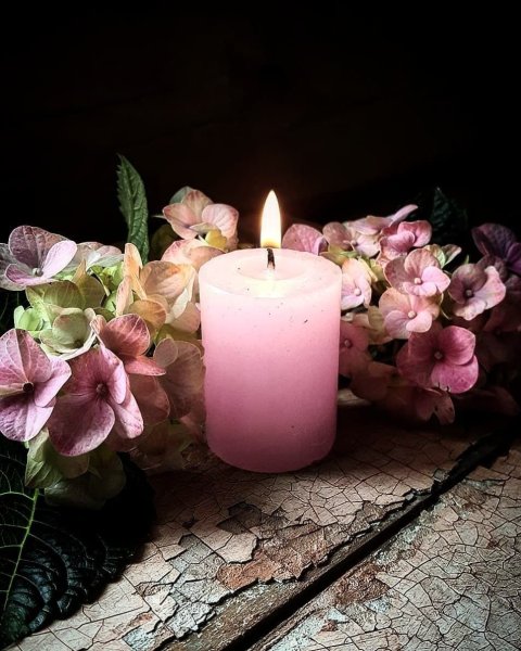 Свечи и цветы