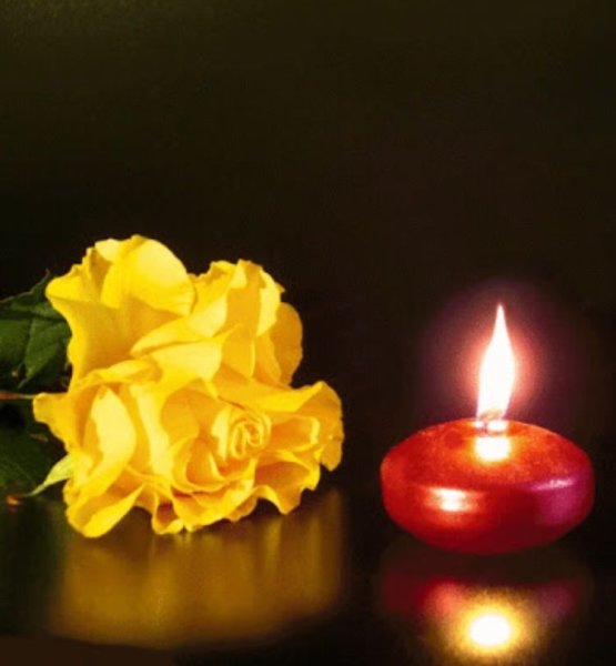 Свеча и цветы траур