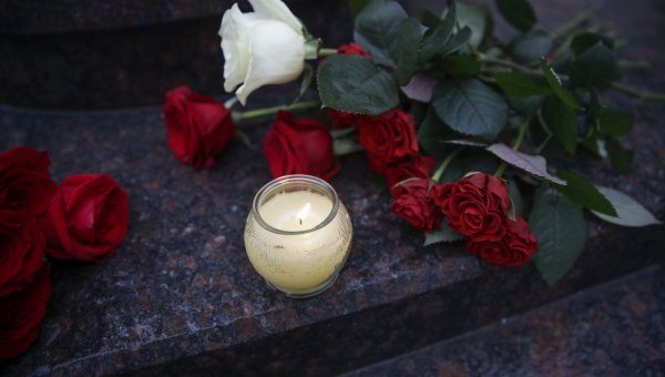 Свеча памяти с розой