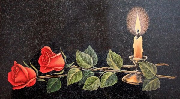 Свеча памяти и цветы