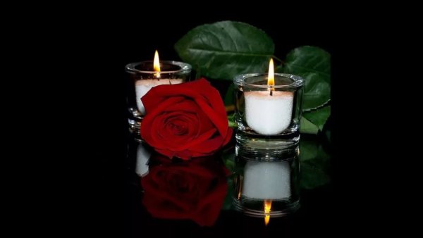Траурные свечи и цветы
