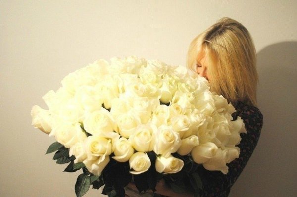Девушка блондинка со спины с цветами - фото онлайн на биржевые-записки.рф