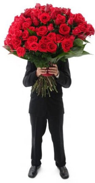 Мужчина в костюме с букетом