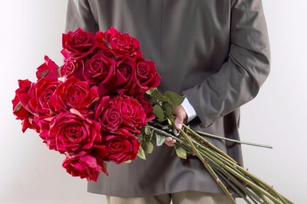 Мужчина дарит цветы своей девушке во время романтического свидания на свежем воздухе