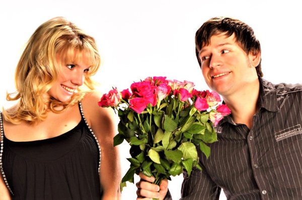 Парень дарит букет девушке