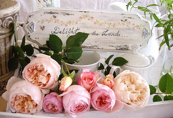 Цветы в чемодане в стиле шебби-Шик