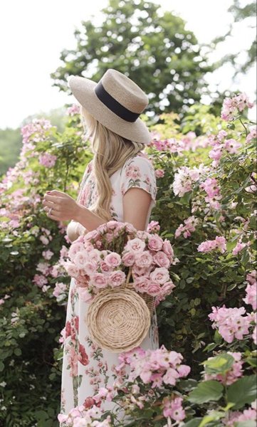 Девушка в саду