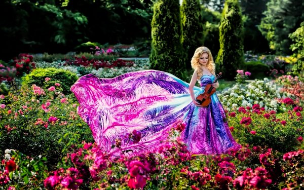 Девушка в саду с цветами