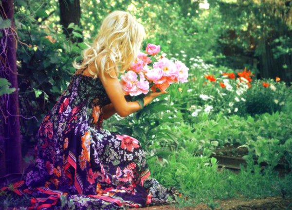 Девушка сидит в саду