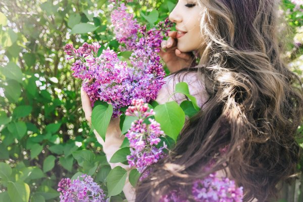 Фотосессия в розах кустах