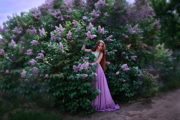 Девушка в весеннем саду