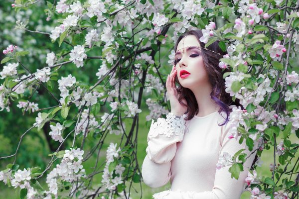 Девочка в цветущем саду