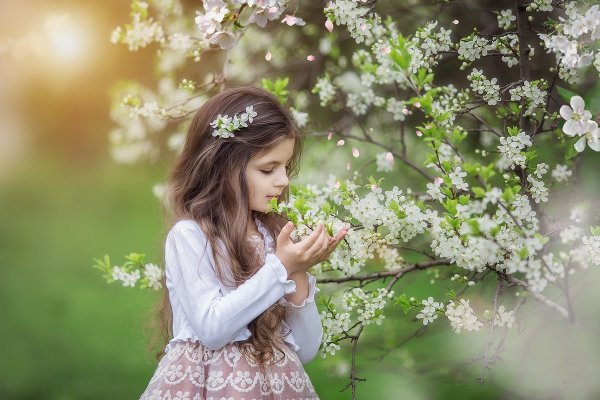 Девушка в саду