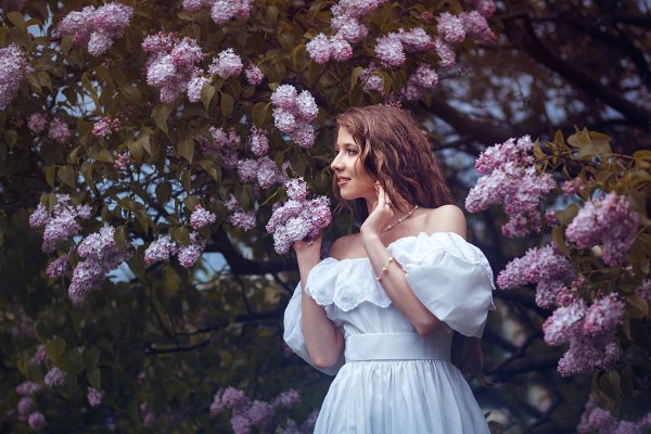 Женщина с букетом сирени