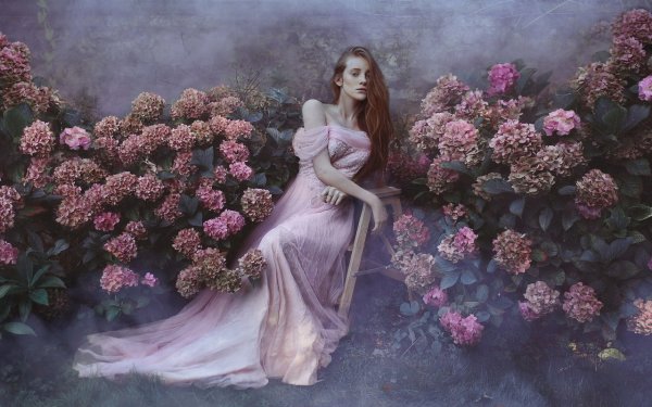 Девушка с гортензиями