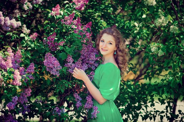 Блондинка в розовом платье