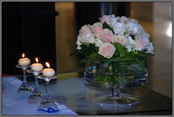 Цветы в вазе на темном фоне