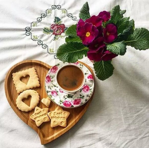 Цветы с чашечкой кофе и печенье