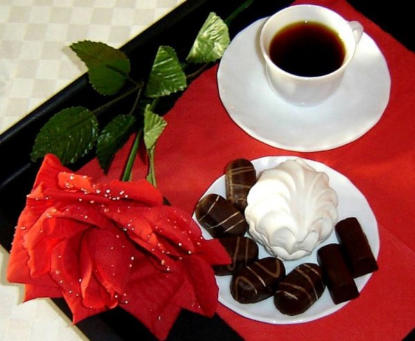 Чашка кофе с конфетами