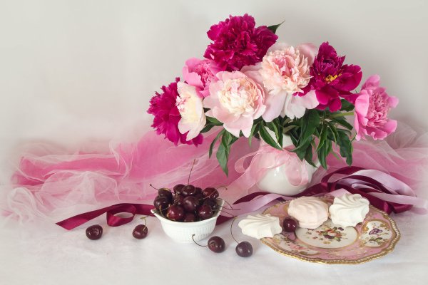 Пионы на столе