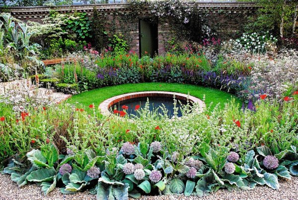 Клумбы возле пруда