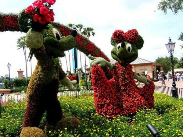 Топиарные фигуры из цветов